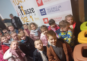 dzieci oczekują możliwości wejścia do sali kinowej