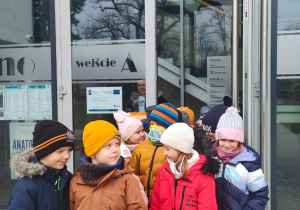 dzieci wychodzą z budynku kina Ratusz