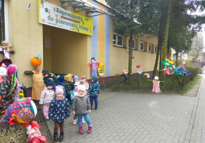 dzieci oglądają Marzanny pod budynkiem szkoły