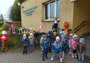 dzieci oglądają Marzanny pod budynkiem szkoły