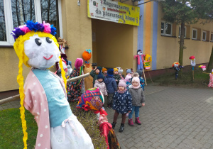 dzieci oglądają Marzanny pod budynkiem szkoły