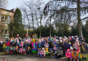 przedszkolaki z naszego przedszkola pozują z Marzannami w ogrodzie