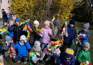 przedszkolaki z grupy VII pod krzakiem forsycji w ogrodzie