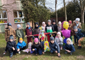 przedszkolaki z grupy IV pozują do zdjęcia grupowego z Marzannami