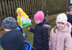 dzieci podczas spaceru po osiedlu z Marzannami