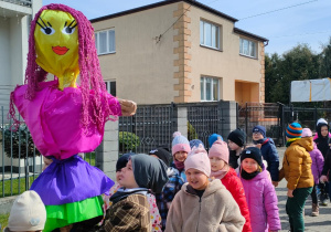 przedszkolaki idą ulicami osiedla z Marzannami