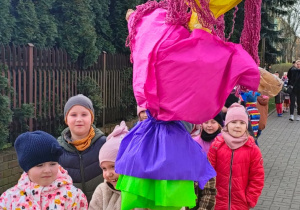 przedszkolaki na spacerze z Marzanną