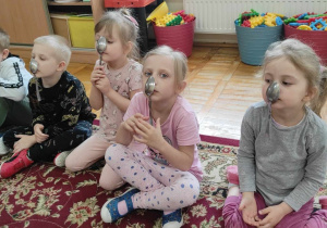zabawa z łyżką - dzieci próbują utrzymać łyżkę na czubku nosa