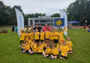 przedszkolaki pozują do zdjęcia grupowego z medalami