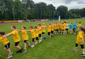 wspólna zabawa uczestników olimpiady - zabawa "wąż"