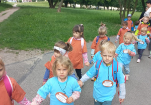 dzieci idą parami do przedszkola