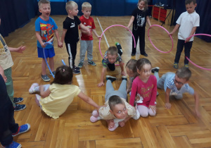 dzieci bawią się kołami hula hop