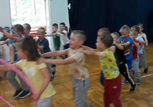 przedszkolaki bawią się w "pociągi"