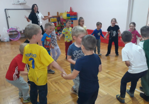 dzieci bawią się w kole