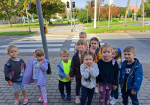 dzieci oczekują na zmianę światła