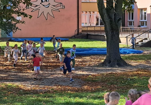 przedszkolaki z grupy VII biegną w piżamach