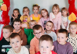 przedszkolaki gr VIII pozują do zdjęcia pod ramką z napisem jesień