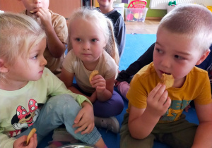 dzieci kosztują ususzone jabłka