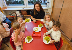 dziewczynki z mamą i gotowymi owocowymi jeżykami wykonanymi z gruszki i winogronowych szaszłyków