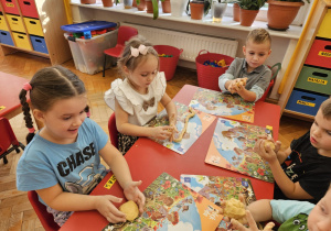 przedszkolaki formują kulki ciasta