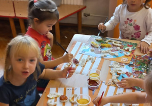przedszkolaki malują farbami modele pieczywa