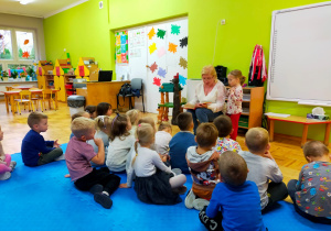 przedszkolaki słuchają bajeczki czytanej przez mamą koleżanki