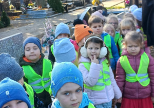 dzieci z grupy V na cmentarzu
