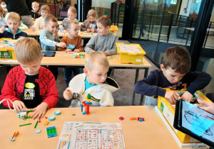 przedszkolaki podczas zabaw klockami