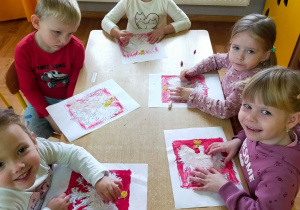 przedszkolaki kolorują godło Polski