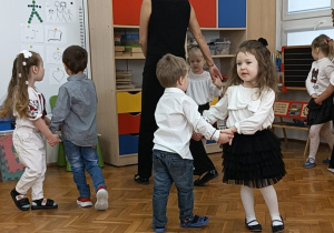 dzieci tańczą w parach