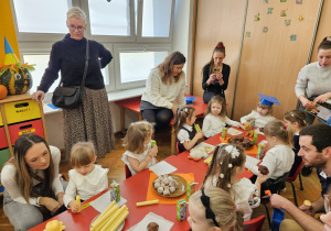 poczęstunek przy stolikach wraz z rodzicami