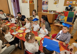 poczęstunek przy stolikach wraz z rodzicami
