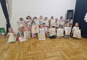 zdjęcie grupowe przedszkolaków z wykonanymi torebkami