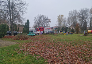 przedszkolaki wracają po alarmie i rozmawiają ze strażakami