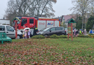 przedszkolaki oglądają wóz strażacki wracając z alarmu