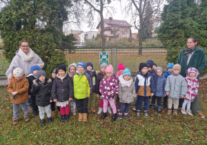 przedszkolaki z grupy III na miejscu zbiórki w ogrodzie przedszkolnym
