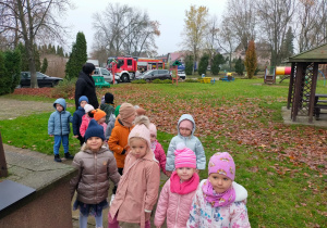 dzieci wracają do przedszkola po alarmie