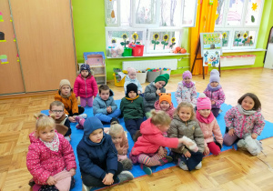 przedszkolaki oczekujące na alarm