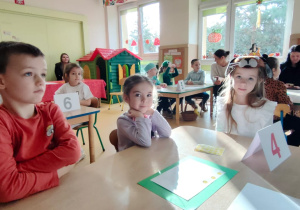przedszkolna drużyna przy stoliku podczas jednego z zadań