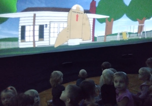 dzieci oglądają film edukacyjny