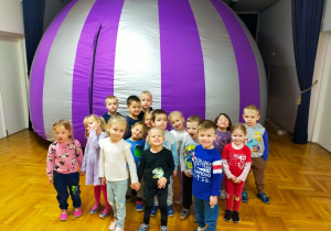 przedszkolaki przed kopułą mobilnego planetarium - grupa I