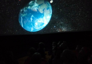 przedszkolaki oglądają film o planetach
