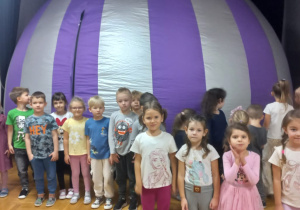 przedszkolaki przed kopułą mobilnego planetarium - grupa V