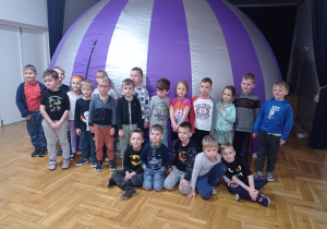 przedszkolaki przed kopułą mobilnego planetarium -grupa VII