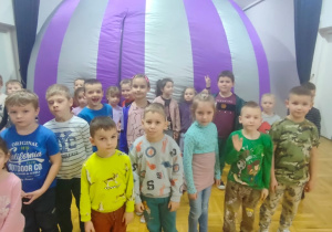 przedszkolaki przed kopułą mobilnego planetarium - grupa VIII