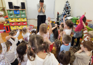 dzieci nazywają emocje pokazywane przez panią psycholog