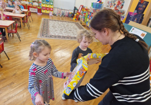 pani Kasia wręcza nagrody Witkowi i Anastazji