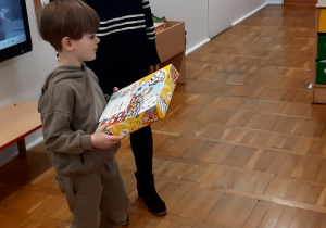 pani Kasia stoi z Leonem, który trzyma swoją nagrodę