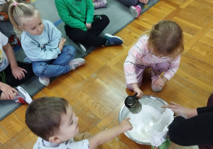 dziewczynka wsypuje sól do miski