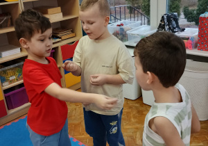 chłopcy składają sobie życzenia